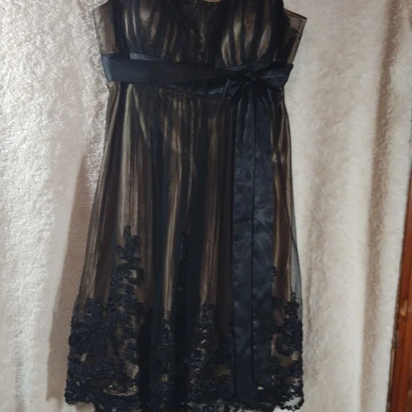 Women's Lil Black Dress - Picture 7 of 7